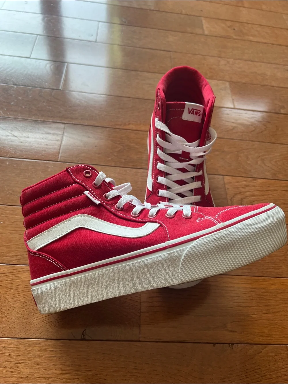❤️Vans Women’s Sk8-Hi Platform Sneakers in Red and White-9.5-NWOT❤️